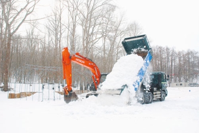 写真：雪合戦会場に搬入される雪球用の新雪