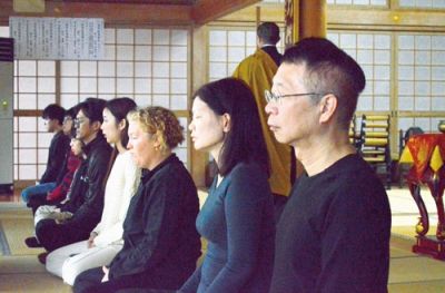 写真：座禅を組む外国人参加者