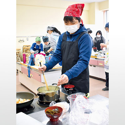 写真：イタンキ産コンブのだしを使ってみそ汁を作る児童
