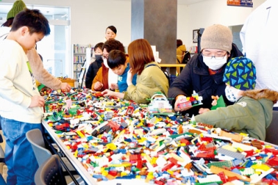 写真：レゴブロックでまち並み作りに挑戦する参加者
