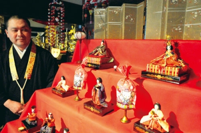 写真：有珠善光寺本堂に飾られている明治時代のひな人形