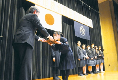 写真：堀井市長から表彰される受賞者
