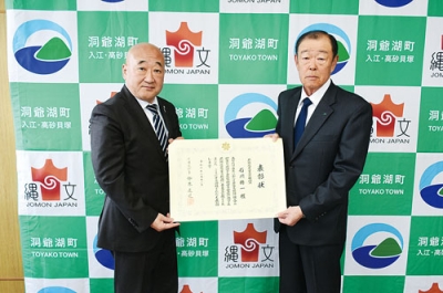 写真：北海道産業貢献賞受賞を報告した石川さん（右）（提供写真）