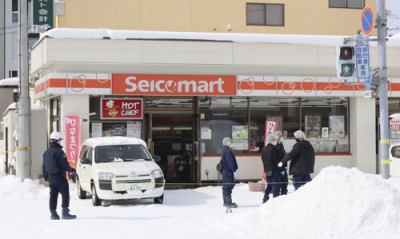 写真：店員３人が刺された札幌市のコンビニ「セイコーマート北３１条店」＝２５日午前１１時９分