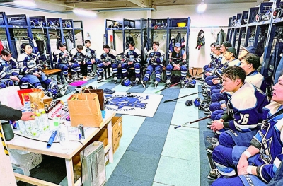 写真：第５８回全日本アイスホッケー選手権大会Ｂで３連覇を目指す室蘭スティーラーズの選手たち