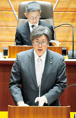 写真：市政執行方針を述べる堀井市長