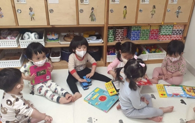 写真：韓国ソウルにある保育園の子どもたち（共同）