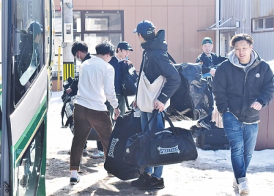 写真：岡山県へ向かうバスに乗り込む室蘭スティーラーズの選手たち