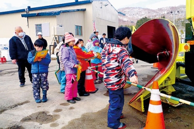 写真：除雪作業車を見学する大岸小児童（提供写真）