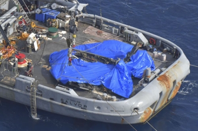 写真：米軍のサルベージ船に引き揚げられた、墜落したＣＶ２２オスプレイの機体の一部とみられる残骸＝２０２３年１２月、鹿児島県・屋久島沖