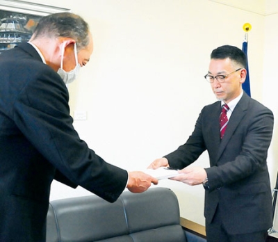 写真：伊藤教育長に要望書と署名を提出する小浜会長（右）