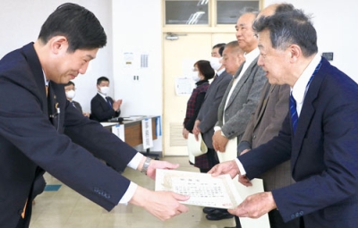 写真：青山市長（左）から感謝状を受け取る受賞者