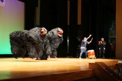 写真：熊舞など多彩なステージで会場を魅了した「ふれ合う心の文化広場」