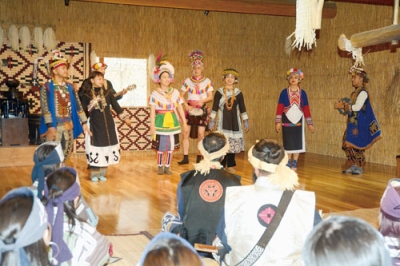 写真：プユマ族の歌が披露された歓迎式