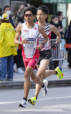 写真：東京マラソンで力走する浦野雄平（左）＝３日、東京都内
