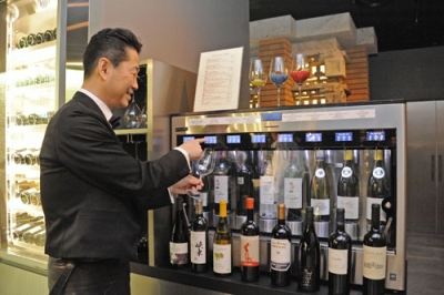 写真：赤ワインなどを注ぐためのディスペンサー＝東京都千代田区