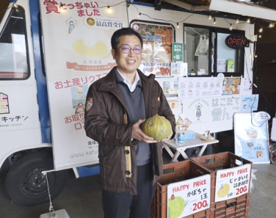 写真：規格外野菜を紹介するカドウフーズの嘉堂聖也社長＝函館市