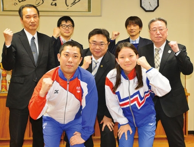 写真：小笠原市長（後列中）に全国大会へ出場を報告した山本選手（前列右）