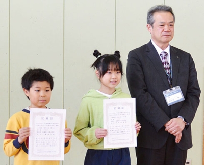 写真：後期学校部門、なわとびスピードで全道１位の表彰を受けた（左から）工藤君と竹田さん