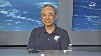 写真：国際宇宙ステーションから帰還し、ジョンソン宇宙センターで記者会見する古川聡飛行士＝２５日（ＮＡＳＡの中継から・共同）
