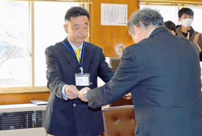写真：針ヶ谷局長（右）から表彰状を受け取る𠮷井教諭
