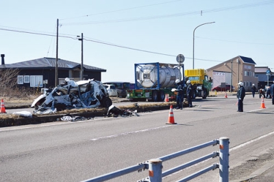写真：乗用車とトラックなど３台が多重衝突した白老町の事故