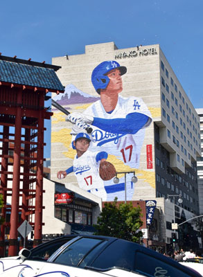 写真：ロサンゼルスで披露された米大リーグ、ドジャース・大谷翔平選手の巨大壁画＝２７日（共同）