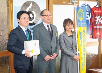写真：ワッペンを贈った山口会長（中央）島田幹事（右）
