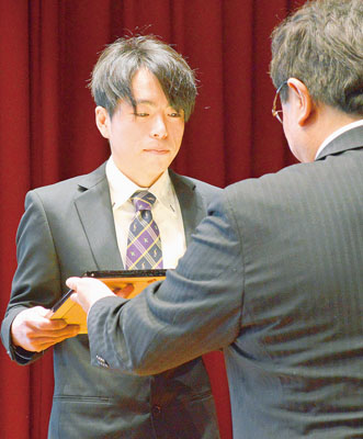 写真：小笠原市長（右）から表彰状を受け取る末部さん