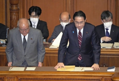 写真：参院本会議で２０２４年度予算が可決、成立し、一礼する岸田首相。手前左は鈴木財務相＝２８日午後