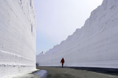 写真：青森市と十和田湖を結ぶ「八甲田・十和田ゴールドライン」の「雪の回廊」＝２８日午前