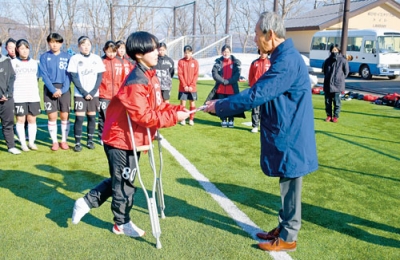 写真：鈴木副理事長から目録を受け取る大谷高女子サッカー部員（提供写真）