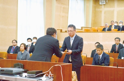 写真：小笠原市長から辞令を受け取る職員