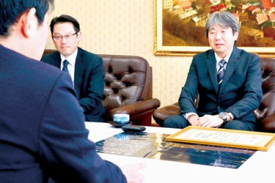 写真：ふるさと納税で感謝状を贈られた柴田取締役社長（右）ら