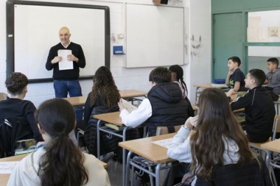 写真：日本語の授業を受けるモンセラット・ロッジ中高等学校の生徒ら＝３月、スペイン・バルセロナ近郊（共同）