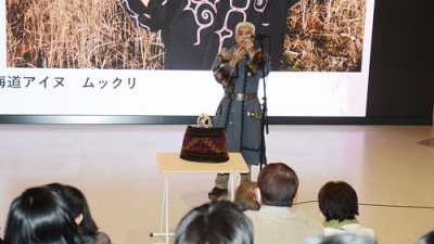写真：演奏しながら世界の口琴について説明した直川氏の講演