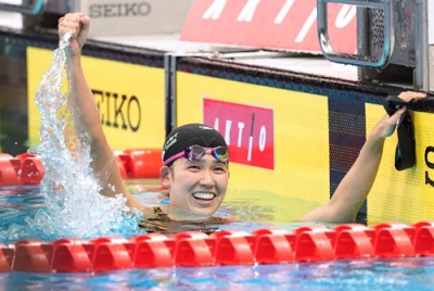 写真：競泳のパリ五輪代表選考会女子２００メートル自由形で優勝し、喜ぶ小堀倭加＝３月、東京アクアティクスセンター