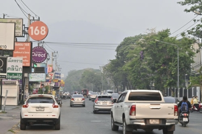 写真：もやに覆われた山並み。野焼きが原因とみられる＝３月、タイ・チェンマイ（共同）