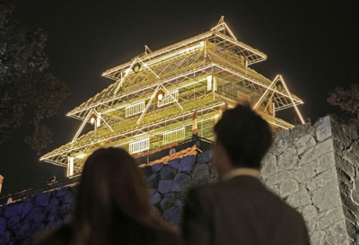 写真：ライトアップされた福岡城の「幻の天守閣」＝３月、福岡市