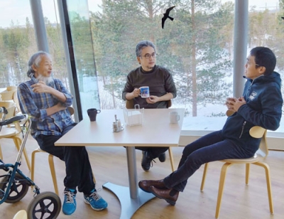 写真：研究所で談笑する日本人研究者。左から山内正敏さん、二穴喜文さん、下山学さん＝スウェーデン・キルナ（共同）