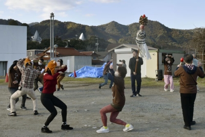 写真：「サルサルサ」を踊る地元住民ら＝３月、山口市