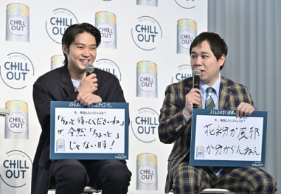 写真：イベントに登場した磯村勇斗（左）と「霜降り明星」のせいや＝１１日、東京都千代田