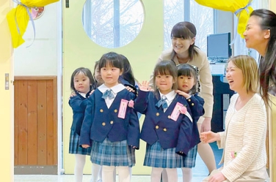 写真：白菊幼稚園の入園式で入場する園児たち（提供写真）