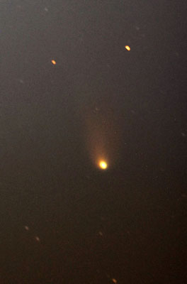 写真：神恵内村で見られた「ポン・ブルックス彗星」＝１２日午後７時４０分から４秒露光で撮影した１５枚を加算平均合成