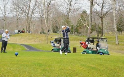 写真：和気あいあいとゴルフを楽しむ来場者たち