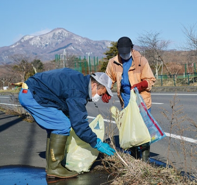 写真：清掃活動を行う登和清掃の社員たち