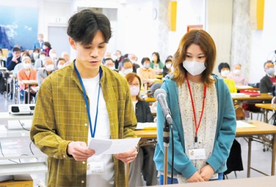 写真：入学生を代表して宣誓する秋吉さん夫妻