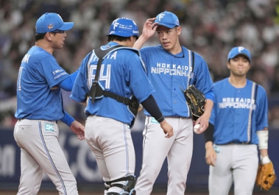 写真：１回、同点打を許した日本ハム・根本（左から３人目）＝京セラドーム