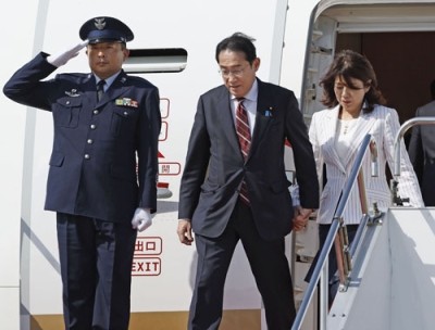 写真：米国から帰国した岸田首相と妻の裕子さん＝１４日午後、羽田空港