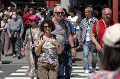 写真：東京・浅草を歩く観光客ら。薄着姿の人も見られた＝１４日午後